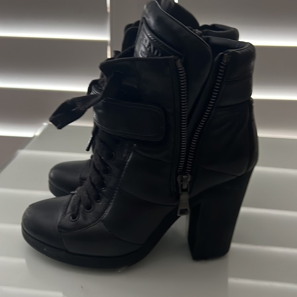 Gently used, minor scratches on the front of the boot (as pictured). - Picture 2 of 5